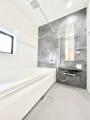 �����@�������P�������`Bath Room�`�@���t���̃o�X���[���́A�̌������薾�邭�C�����̗ǂ���Ԃł��B�������邱�ƂŁA���C�����ǍD�B������芰����o�X���[���ŁA�����̃o�X�^�C�����y���݂ɂȂ肻���ł��B