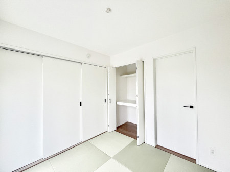 ���̑����ρ@�������P�������`Japanese Room�`�@LDK�אڂ̘a���́A�A�C���������Ȃǉ��l�̉Ǝ��X�y�[�X�Ƃ��āA�܂������Ȃ��q�l�̂��邲�ƒ�ł͂����Q�₨�ނւ��̏�Ƃ��Ă����p���������܂��B