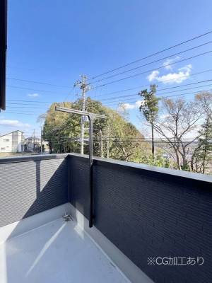 �o���R�j�[�@�������P�������`Balcony�`�@�傫�ȋ�Ɉ͂܂ꂽ�C�����̂����ƁB�o���R�j�[��`�������ň��|�I�ȊJ�����ɕ�܂�܂��B�o���R�j�[�͗z���������݂��z�c����󕨂��C�����悭�������Ƃ��ł��܂��B