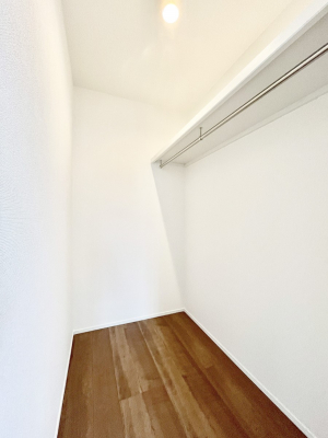 ���̑��@�������P�������`Walk-in Closet�`�@��������̗m���������Ă��V���ɂȂ�ɂ����E�H�[�N�C���N���[�[�b�g�B�m���ȊO�ɂ��A���i�g��Ȃ��Ɠd��X�[�c�P�[�X�A�X�g�b�N�i�Ȃǉ��ł��Еt����������Ԃł��B