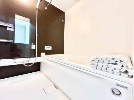 �����@�������P�������`Bath Room�`�@����L�΂��ē������邱�Ƃ��\�I����̔�������M�d�ȃo�X�^�C���ł��B���q�l�Ƃ��ꏏ�ł��\���ȍL���Ȃ̂ŁA���r���O�Ƃ͈�����Ƒ��c�R�̂ЂƎ������y���݂��������܂��B