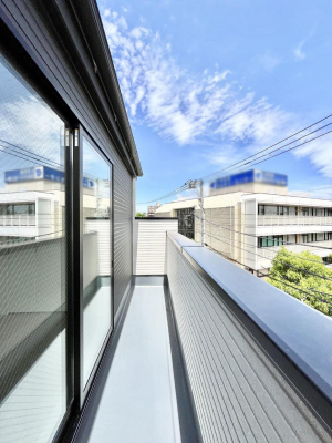 �o���R�j�[�@�������P�������`Balcony�`�@�傫�ȋ�Ɉ͂܂ꂽ�C�����̂����ƁB�o���R�j�[��`�������ň��|�I�ȊJ�����ɕ�܂�܂��B�o���R�j�[�͗z���������݂��z�c����󕨂��C�����悭�������Ƃ��ł��܂��B