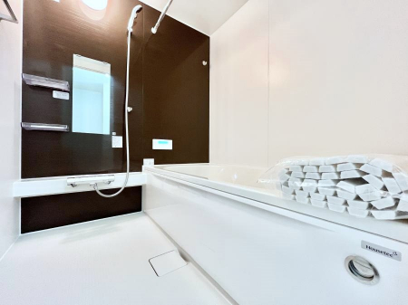 �����@�������Q�������`Bath Room�`�@����L�΂��ē������邱�Ƃ��\�I����̔�������M�d�ȃo�X�^�C���ł��B���q�l�Ƃ��ꏏ�ł��\���ȍL���Ȃ̂ŁA���r���O�Ƃ͈�����Ƒ��c�R�̂ЂƎ������y���݂��������܂��B