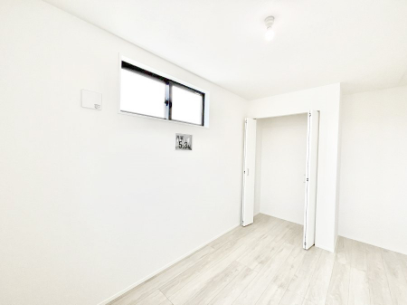 �q�������@�������Q�������`Bed Room�`�@�q�������͂��q�l�ɂƂ��đ�Ϗd�Ȗ���������܂��B�q����l�ŉ߂�����Ԃ�^���邱�ƂŁA�h���׋����Ԃ����R�Ƒ����܂����畔���̕Еt����|���Ȃǂ��������ƂɌq����܂��B