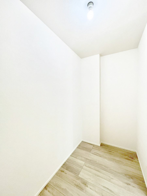 ���̑��@�������Q�������`Walk-in Closet�`�@��������̗m���������Ă��V���ɂȂ�ɂ����E�H�[�N�C���N���[�[�b�g�B�m���ȊO�ɂ��A���i�g��Ȃ��Ɠd��X�[�c�P�[�X�A�X�g�b�N�i�Ȃǉ��ł��Еt����������Ԃł��B