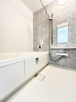 �����@�����`Bath Room�`�@�������������͋C�̗����Ŗ����Ɍ����ă��t���b�V���B���������@�\���t���Ă���̂ŗׂ̐���@�u����Ő􂢏オ�������󕨂��A�J�̓����V�C���C�ɂ������������邱�Ƃ��\�ł��B
