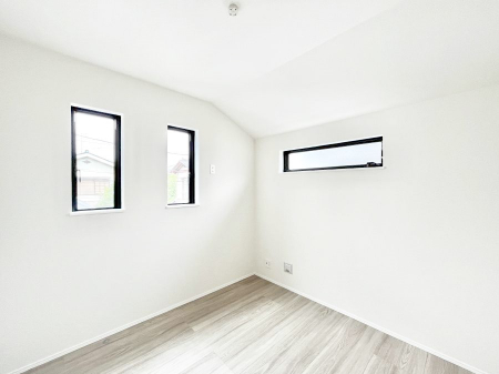 �q�������@�����`Bed Room�`�@�q�������͂��q�l�ɂƂ��đ�Ϗd�Ȗ���������܂��B�q����l�ŉ߂�����Ԃ�^���邱�ƂŁA�h���׋����Ԃ����R�Ƒ����܂����畔���̕Еt����|���Ȃǂ��������ƂɌq����܂��B