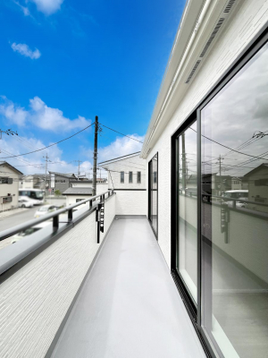 �o���R�j�[�@�����`Balcony�`�@�傫�ȋ�Ɉ͂܂ꂽ�C�����̂����ƁB�o���R�j�[��`�������ň��|�I�ȊJ�����ɕ�܂�܂��B�o���R�j�[�͗z���������݂��z�c����󕨂��C�����悭�������Ƃ��ł��܂��B