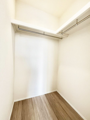 ���̑��@�����`Walk-in Closet�`�@�K�v�Ȃ��̂�R�[�f�B�l�[�g���ꗗ���Ċm�F�ł��A�g�x�x�⏀�����Z���ԂōςރE�H�[�N�C���N���[�[�b�g��ݒu���܂����B�Ƃ̒�����������Ƃ�����֗��Ȏ��[�X�y�[�X�ł��B