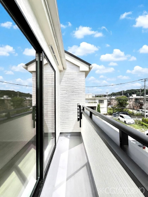 �o���R�j�[�@������C�������`Balcony�`�@�傫�ȋ�Ɉ͂܂ꂽ�C�����̂����ƁB�o���R�j�[��`�������ň��|�I�ȊJ�����ɕ�܂�܂��B�o���R�j�[�͗z���������݂��z�c����󕨂��C�����悭�������Ƃ��ł��܂��B