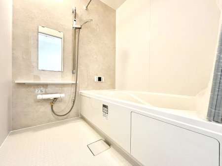 �����@������A�������`Bath Room�`�@�������������͋C�̗����Ŗ����Ɍ����ă��t���b�V���B���������@�\���t���Ă���̂ŗׂ̐���@�u����Ő􂢏オ�������󕨂��A�J�̓����V�C���C�ɂ������������邱�Ƃ��\�ł��B