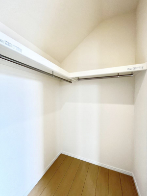 ���̑��@������A�������`Walk-in Closet�`�@��������̗m���������Ă��V���ɂȂ�ɂ����E�H�[�N�C���N���[�[�b�g�B�m���ȊO�ɂ��A���i�g��Ȃ��Ɠd��X�[�c�P�[�X�A�X�g�b�N�i�Ȃǉ��ł��Еt����������Ԃł��B
