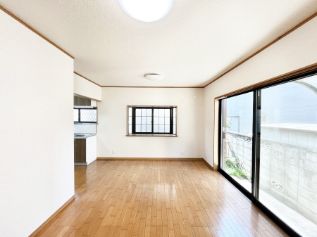 ���̑����ρ@�Ƒ��̏Ί炪���R�Ɛ��܂�Ă���A����ȕ��͋C�̃_�C�j���O�Ɏd�オ���Ă��܂��B