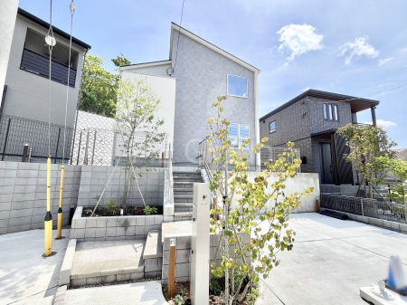 ���n�O�ώʐ^�@�O�ρ`Exterior�`�@��s���œ���̃X���[���C�t���΂Ɉ͂܂ꂽ�y�n�͓s��̌�����Y���ꂻ���B�l�G��ʂ��Ď��R�ƐG�ꍇ����X�|�b�g�����ӂɂ͐��肾������I�Z�݂����Ȃ�ƁB��炵�������B