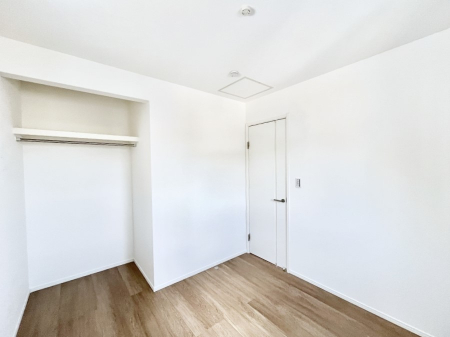 �q�������@�����`Bed Room�`�@�q�������͂��q�l�ɂƂ��đ�Ϗd�Ȗ���������܂��B�q����l�ŉ߂�����Ԃ�^���邱�ƂŁA�h���׋����Ԃ����R�Ƒ����܂����畔���̕Еt����|���Ȃǂ��������ƂɌq����܂��B