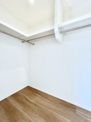���̑��@�����`Walk-in Closet�`�@�K�v�Ȃ��̂�R�[�f�B�l�[�g���ꗗ���Ċm�F�ł��A�g�x�x�⏀�����Z���ԂōςރE�H�[�N�C���N���[�[�b�g��ݒu���܂����B�Ƃ̒�����������Ƃ�����֗��Ȏ��[�X�y�[�X�ł��B