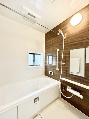 �����@������B�������`Bath Room�`�@���t���̃o�X���[���́A�̌������薾�邭�C�����̗ǂ���Ԃł��B�������邱�ƂŁA���C�����ǍD�B������芰����o�X���[���ŁA�����̃o�X�^�C�����y���݂ɂȂ肻���ł��B