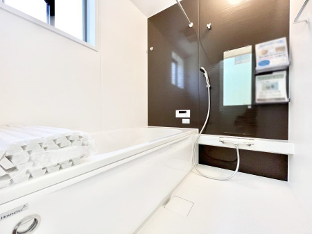 �����@�����`Bath Room�`�@�������Ƒ���L�΂��ē������邱�Ƃ��\�I����̔�������M�d�ȃo�X�^�C���ł��B���q�l�Ƃ��ꏏ�ł��\���ȍL���Ȃ̂ŁA���r���O�Ƃ͈�����Ƒ��c�R�̂ЂƎ������y���݂��������܂��B