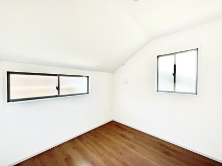 �q�������@�����`Bed Room�`�@�q�������͂��q�l�ɂƂ��đ�Ϗd�Ȗ���������܂��B�q����l�ŉ߂�����Ԃ�^���邱�ƂŁA�h���׋����Ԃ����R�Ƒ����܂����畔���̕Еt����|���Ȃǂ��������ƂɌq����܂��B