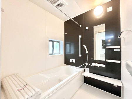 �����@������B�������`Bath Room�`�@����L�΂��ē������邱�Ƃ��\�I����̔�������M�d�ȃo�X�^�C���ł��B���q�l�Ƃ��ꏏ�ł��\���ȍL���Ȃ̂ŁA���r���O�Ƃ͈�����Ƒ��c�R�̂ЂƎ������y���݂��������܂��B