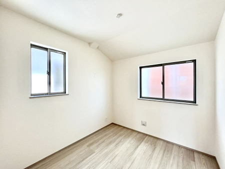 �q�������@������B�������`Bed Room�`�@2�ʍ̌����m�ۂ������邢�����́A���ʂ����ǂ��A��ϋ��S�n�̗ǂ���ԂƂȂ��Ă���܂��B�u�₩�ȕ��������ċN���钩�́A���K�����̎n�܂�ɁI�������肪�ǂ��Z�܂���