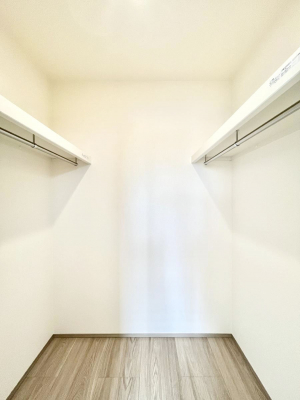 ���̑��@������B�������`Walk-in Closet�`�@��������̗m���������Ă��V���ɂȂ�ɂ����E�H�[�N�C���N���[�[�b�g�B�m���ȊO�ɂ��A���i�g��Ȃ��Ɠd��X�[�c�P�[�X�A�X�g�b�N�i�Ȃǉ��ł��Еt����������Ԃł��B