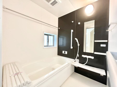 �����@������A�������`Bath Room�`�@����L�΂��ē������邱�Ƃ��\�I����̔�������M�d�ȃo�X�^�C���ł��B���q�l�Ƃ��ꏏ�ł��\���ȍL���Ȃ̂ŁA���r���O�Ƃ͈�����Ƒ��c�R�̂ЂƎ������y���݂��������܂��B