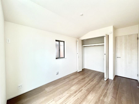 �Q���@������A�������`Bed Room�`  �S�����ɂ͎��[�N���[�[�b�g�������I���i�g���̂��m���⏬���͂������A�G�ߕ��̂��m���Ȃǂ���������Ɛ������ڂ����܂������܂��B  ������Ԃ��L���g�p�ł��܂��ˁB