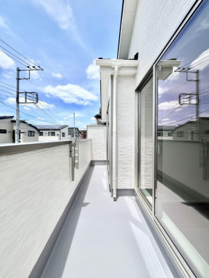 �o���R�j�[�@������A�������`Balcony�`�@�傫�ȋ�Ɉ͂܂ꂽ�C�����̂����ƁB�o���R�j�[��`�������ň��|�I�ȊJ�����ɕ�܂�܂��B�o���R�j�[�͗z���������݂��z�c����󕨂��C�����悭�������Ƃ��ł��܂��B