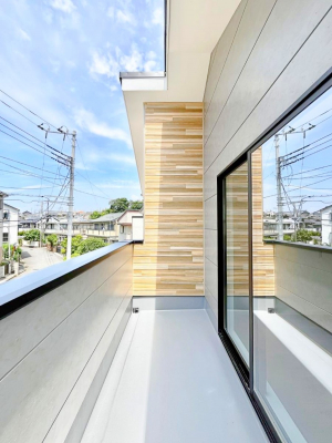 �o���R�j�[�@�������Q�������`Balcony�`  �傫�ȋ�Ɉ͂܂ꂽ�C�����̂����ƁB  �o���R�j�[��`�������ň��|�I�ȊJ�����ɕ�܂�܂��B  �o���R�j�[�͗z���������݂��z�c����󕨂��C�����悭�������Ƃ��ł��܂��B