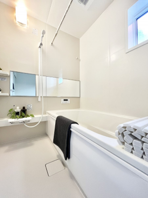 �����@�����`Bath Room�`�@����L�΂��ē������邱�Ƃ��\�I����̔�������M�d�ȃo�X�^�C���ł��B���q�l�Ƃ��ꏏ�ł��\���ȍL���Ȃ̂ŁA���r���O�Ƃ͈�����Ƒ��c�R�̂ЂƎ������y���݂��������܂��B