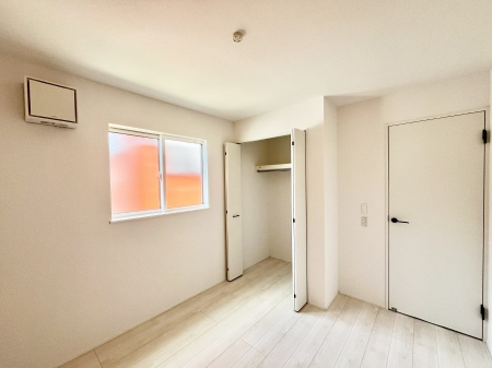 �q�������@�����`Bed Room�`�@�q�������͂��q�l�ɂƂ��đ�Ϗd�Ȗ���������܂��B�q����l�ŉ߂�����Ԃ�^���邱�ƂŁA�h���׋����Ԃ����R�Ƒ����܂����畔���̕Еt����|���Ȃǂ��������ƂɌq����܂��B