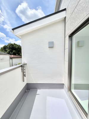 �o���R�j�[�@�����`Balcony�`  �傫�ȋ�Ɉ͂܂ꂽ�C�����̂����ƁB  �o���R�j�[��`�������ň��|�I�ȊJ�����ɕ�܂�܂��B  �o���R�j�[�͗z���������݂��z�c����󕨂��C�����悭�������Ƃ��ł��܂��B