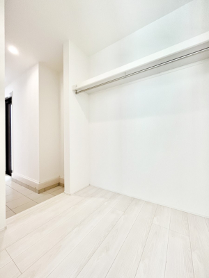 ���̑��@�����`Walk-in Closet�`�@�K�v�Ȃ��̂�R�[�f�B�l�[�g���ꗗ���Ċm�F�ł��A�g�x�x�⏀�����Z���ԂōςރE�H�[�N�C���N���[�[�b�g��ݒu���܂����B�Ƃ̒�����������Ƃ�����֗��Ȏ��[�X�y�[�X�ł��B
