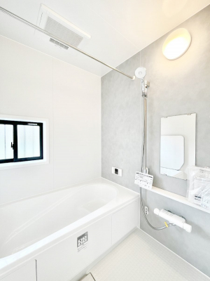 �����@������A�������`Bath Room�`�@���t���̃o�X���[���́A�̌������薾�邭�C�����̗ǂ���Ԃł��B�������邱�ƂŁA���C�����ǍD�B������芰����o�X���[���ŁA�����̃o�X�^�C�����y���݂ɂȂ肻���ł��B