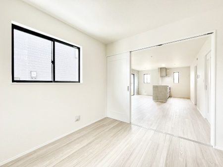 �q�������@������A�������`Bed Room�`�@�q�������͂��q�l�ɂƂ��đ�Ϗd�Ȗ���������܂��B�q����l�ŉ߂�����Ԃ�^���邱�ƂŁA�h���׋����Ԃ����R�Ƒ����܂����畔���̕Еt����|���Ȃǂ��������ƂɌq����܂��B
