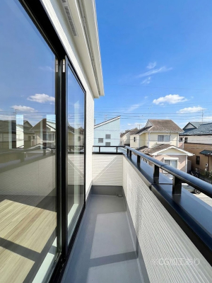 �o���R�j�[�@������A�������`Balcony�`  �傫�ȋ�Ɉ͂܂ꂽ�C�����̂����ƁB  �o���R�j�[��`�������ň��|�I�ȊJ�����ɕ�܂�܂��B  �o���R�j�[�͗z���������݂��z�c����󕨂��C�����悭�������Ƃ��ł��܂��B