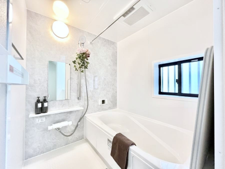 �����@������D�������`Bath Room�`�@���t���̃o�X���[���́A�̌������薾�邭�C�����̗ǂ���Ԃł��B�������邱�ƂŁA���C�����ǍD�B������芰����o�X���[���ŁA�����̃o�X�^�C�����y���݂ɂȂ肻���ł��B