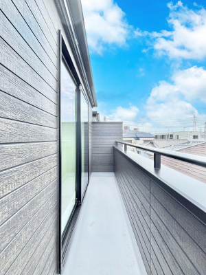 �o���R�j�[�@������D�������`Balcony�`�@�傫�ȋ�Ɉ͂܂ꂽ�C�����̂����ƁB�o���R�j�[��`�������ň��|�I�ȊJ�����ɕ�܂�܂��B�o���R�j�[�͗z���������݂��z�c����󕨂��C�����悭�������Ƃ��ł��܂��B