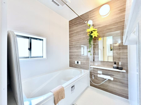 �����@������F�������`Bath Room�`�@����L�΂��ē������邱�Ƃ��\�I����̔�������M�d�ȃo�X�^�C���ł��B���q�l�Ƃ��ꏏ�ł��\���ȍL���Ȃ̂ŁA���r���O�Ƃ͈�����Ƒ��c�R�̂ЂƎ������y���݂��������܂��B