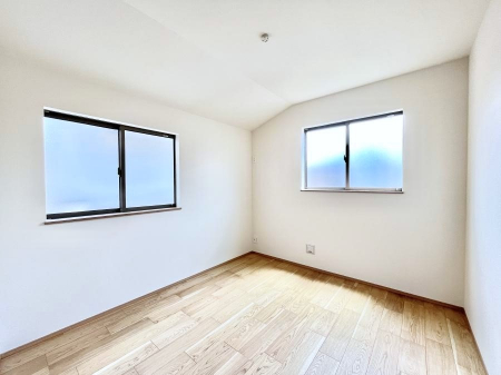 �q�������@������F�������`Bed Room�`�@�q�������͂��q�l�ɂƂ��đ�Ϗd�Ȗ���������܂��B�q����l�ŉ߂�����Ԃ�^���邱�ƂŁA�h���׋����Ԃ����R�Ƒ����܂����畔���̕Еt����|���Ȃǂ��������ƂɌq����܂��B