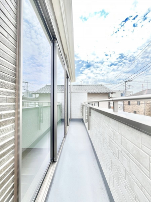 �o���R�j�[�@������F�������`Balcony�`  �傫�ȋ�Ɉ͂܂ꂽ�C�����̂����ƁB  �o���R�j�[��`�������ň��|�I�ȊJ�����ɕ�܂�܂��B  �o���R�j�[�͗z���������݂��z�c����󕨂��C�����悭�������Ƃ��ł��܂��B