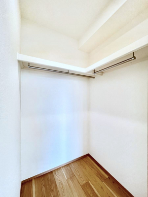 ���̑��@������F�������`Walk-in Closet�`�@��������̗m���������Ă��V���ɂȂ�ɂ����E�H�[�N�C���N���[�[�b�g�B�m���ȊO�ɂ��A���i�g��Ȃ��Ɠd��X�[�c�P�[�X�A�X�g�b�N�i�Ȃǉ��ł��Еt����������Ԃł��B