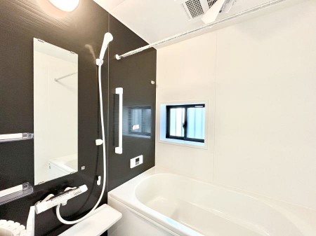 �����@������A�������`Bath Room�`�@���t���̃o�X���[���́A�̌������薾�邭�C�����̗ǂ���Ԃł��B�������邱�ƂŁA���C�����ǍD�B������芰����o�X���[���ŁA�����̃o�X�^�C�����y���݂ɂȂ肻���ł��B