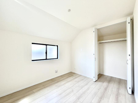 �Q���@������A�������`Bed Room�`  �S�����ɂ͎��[�N���[�[�b�g�������I���i�g���̂��m���⏬���͂������A�G�ߕ��̂��m���Ȃǂ���������Ɛ������ڂ����܂������܂��B  ������Ԃ��L���g�p�ł��܂��ˁB