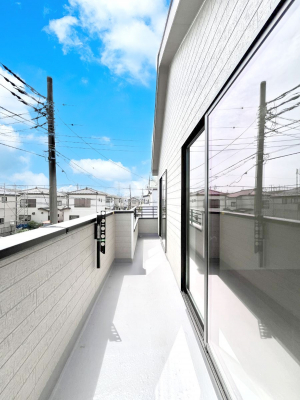 �o���R�j�[�@������A�������`Balcony�`�@�傫�ȋ�Ɉ͂܂ꂽ�C�����̂����ƁB�o���R�j�[��`�������ň��|�I�ȊJ�����ɕ�܂�܂��B�o���R�j�[�͗z���������݂��z�c����󕨂��C�����悭�������Ƃ��ł��܂��B