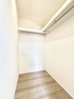 ���̑��@������A�������`Walk-in Closet�`�@��������̗m���������Ă��V���ɂȂ�ɂ����E�H�[�N�C���N���[�[�b�g�B�m���ȊO�ɂ��A���i�g��Ȃ��Ɠd��X�[�c�P�[�X�A�X�g�b�N�i�Ȃǉ��ł��Еt����������Ԃł��B