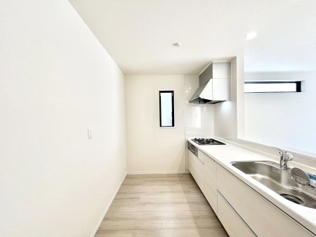 �L�b�`���@������A�������`Kitchen�`�@���R�������鑋�̂���L�b�`���������g���ꏊ�����炱���A�g��������l�����܂����B�������Ƃ����L�b�`���R�[�i�[�͎����L���Ȏd�オ��ƂȂ��Ă���܂��B