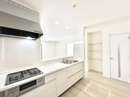 �L�b�`���@������A�������`Kitchen�`�@�u���������͉�����낤�v����ȃL�b�`���Ȃ�v�������藿�����ł����Ⴂ�܂��B�L�b�`������̓��r���O����]�ł��܂��B�Ƒ����Ȃ��邨�Ƃ������ɂ������܂��B