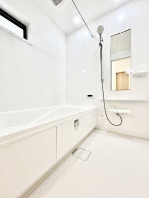 �����@�����`Bath Room�`�@�������Ƒ���L�΂��ē������邱�Ƃ��\�I����̔�������M�d�ȃo�X�^�C���ł��B���q�l�Ƃ��ꏏ�ł��\���ȍL���Ȃ̂ŁA���r���O�Ƃ͈�����Ƒ��c�R�̂ЂƎ������y���݂��������܂��B